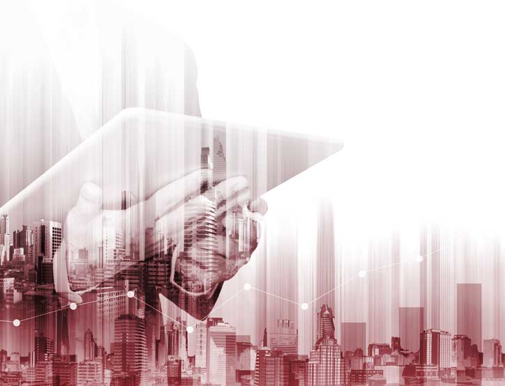 Bildmontage: Eine Person hält ein Tablet in der Hand, im Hintergrund eine Stadt